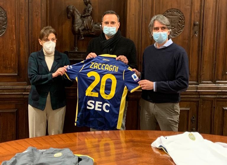 Hellas Verona regala maglie e divise ai ragazzi dei centri diurni