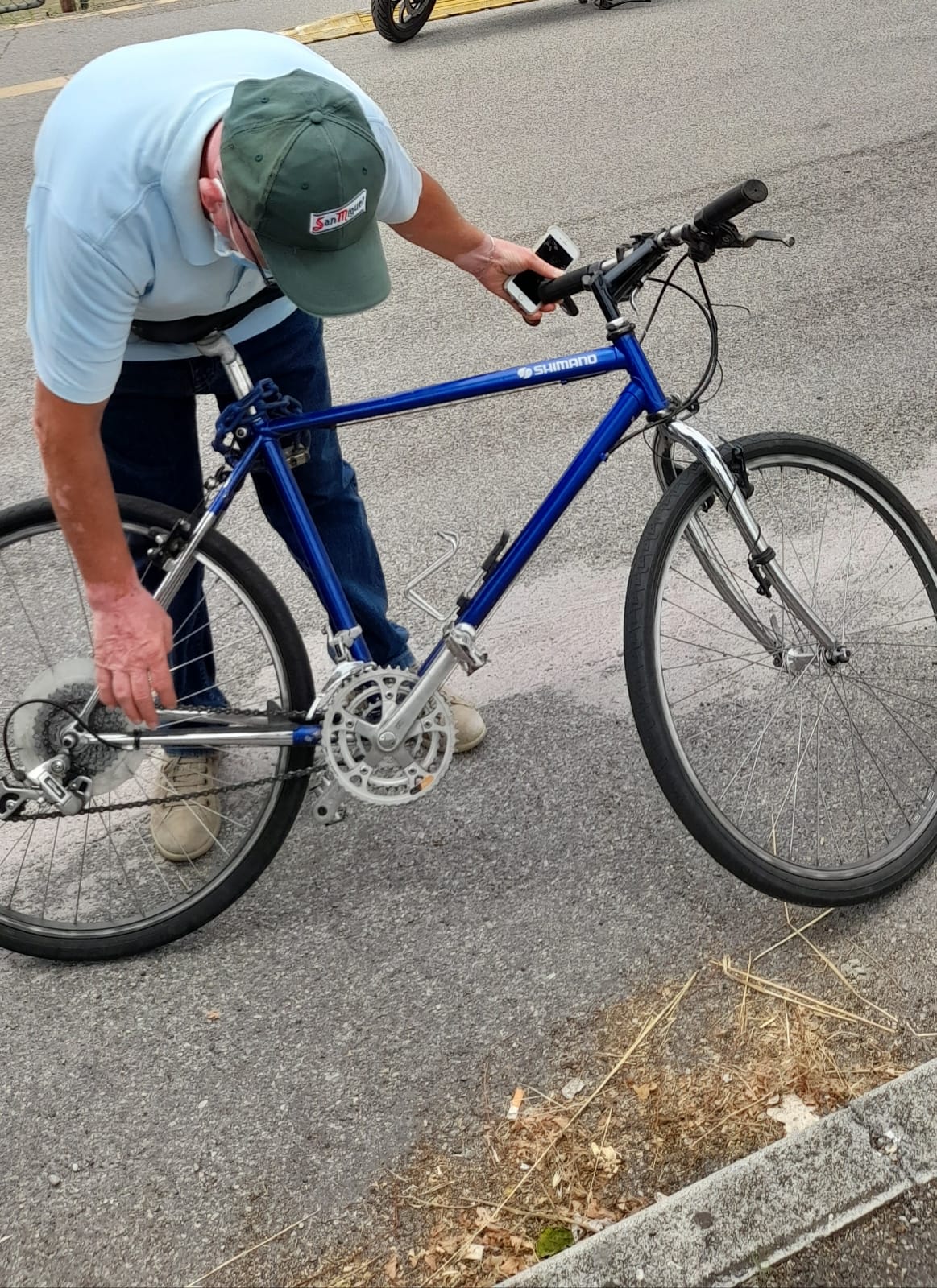 Ciclabile del Chievo, piccola lezione di senso civico. Grazie a due runner e al Consorzio Camuzzoni