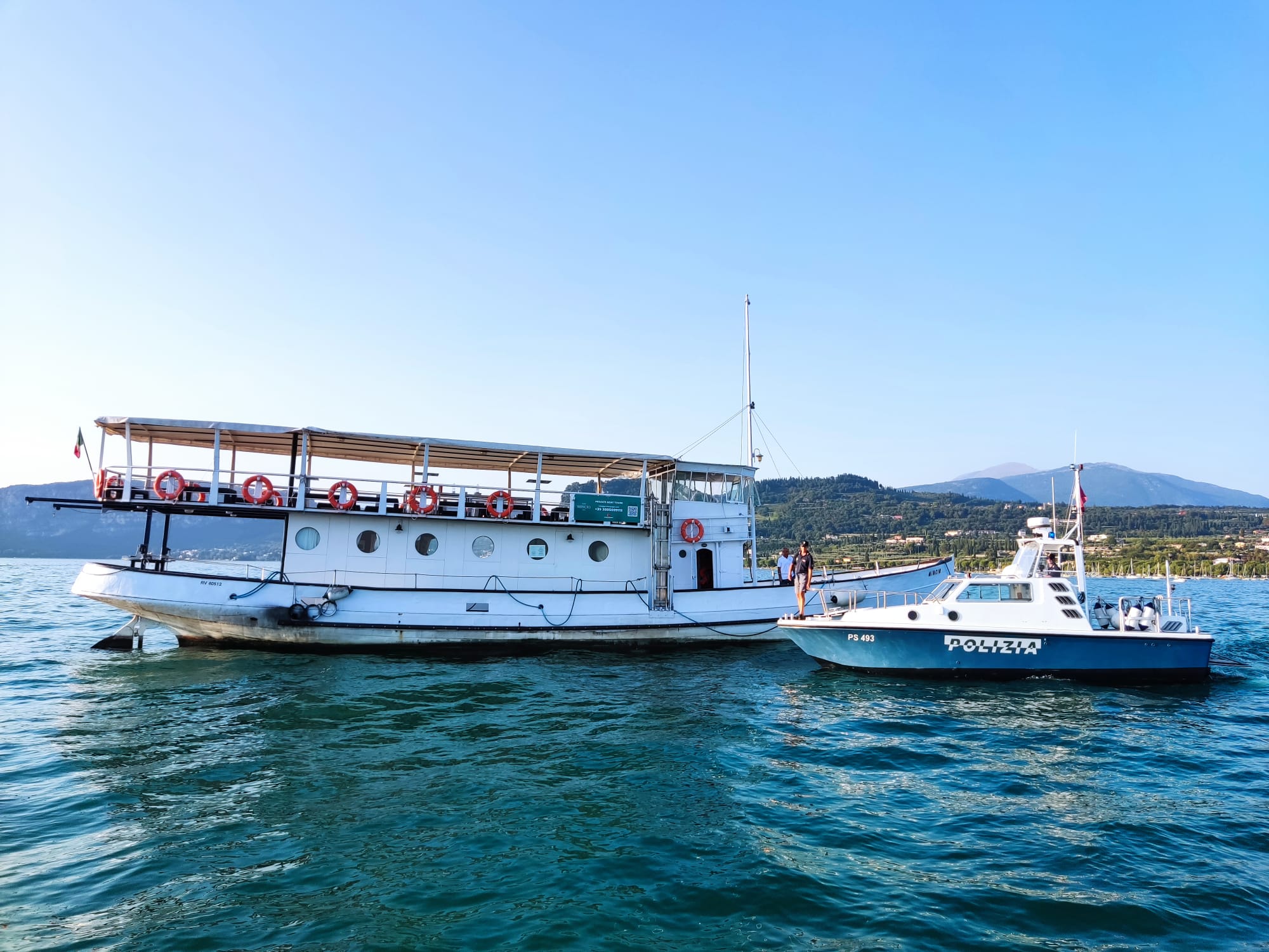 Nave alla deriva a Bardolino recuperata dalla Guardia Costiera