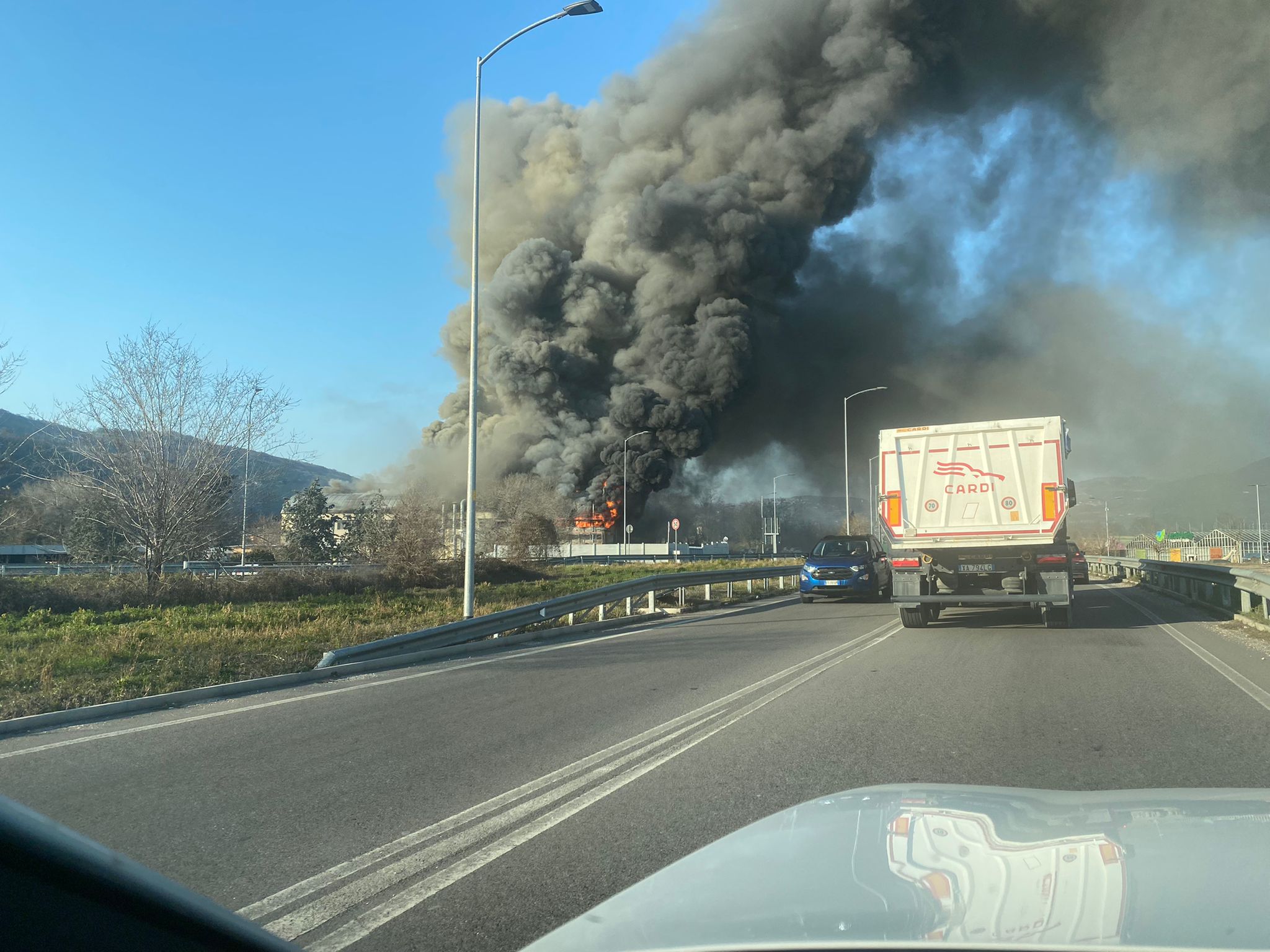 Grave incendio ieri al Colorificio Casati: una vittima accertata