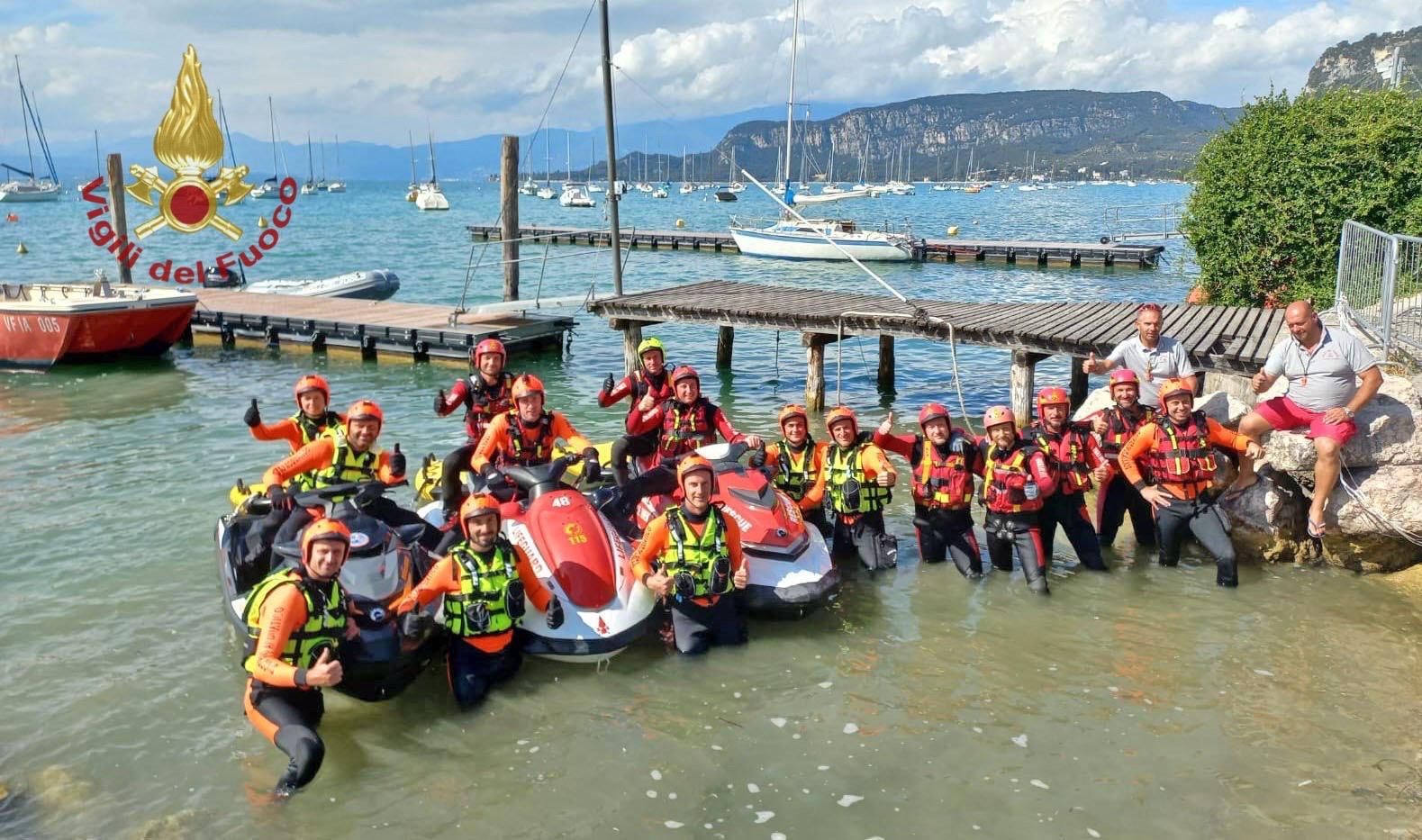 Vigili del fuoco, abilitati sul Garda 15 nuovi operatori per il soccorso con moto d’acqua