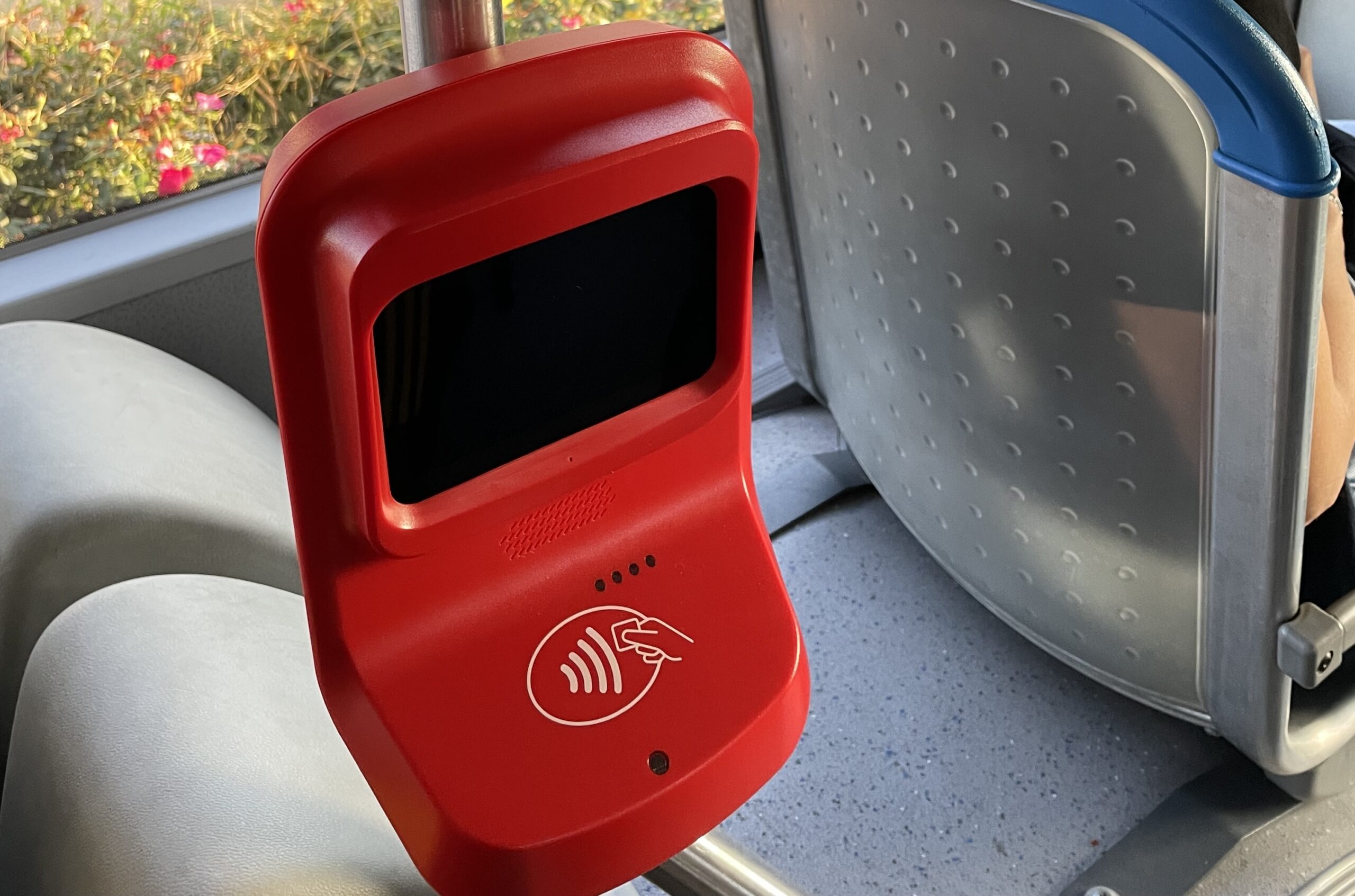 Acquistare il biglietto sull’autobus con contactless. L’iniziativa si allarga a tutta la città