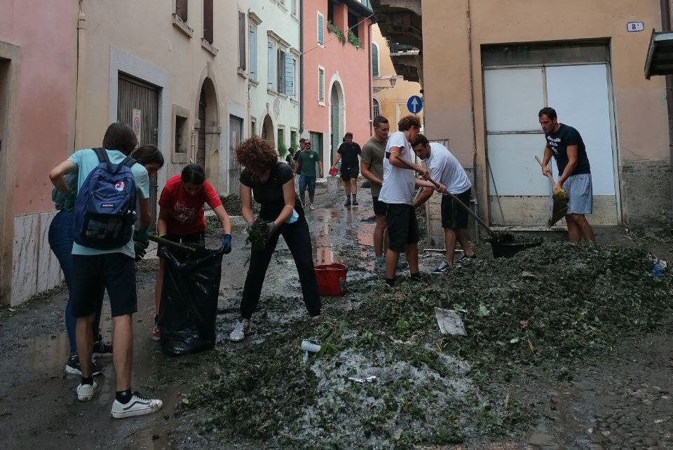 Anche Verona ha i suoi “angeli del fango”: gli studenti vanno a spalare e a ripulire la città