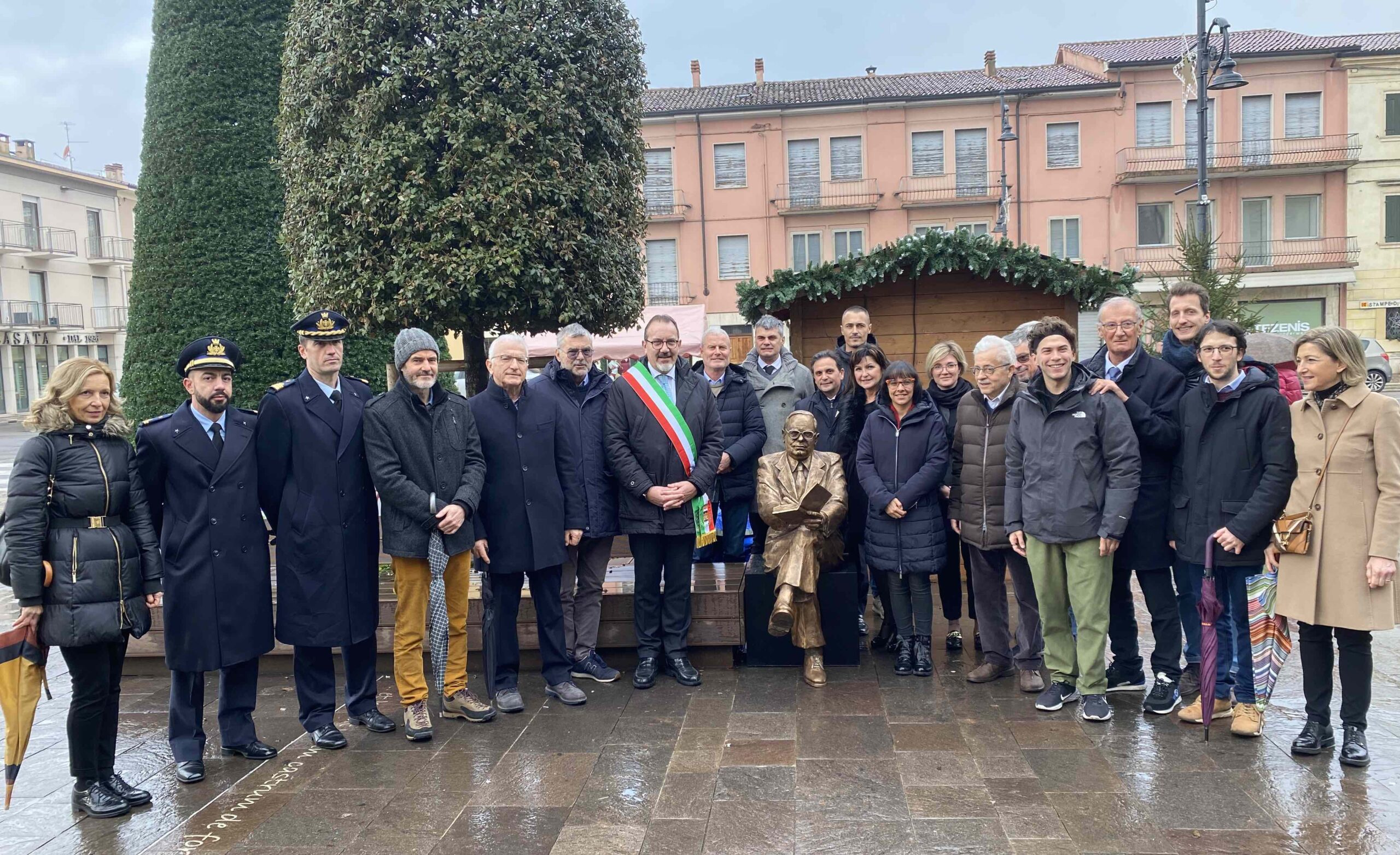 Inaugurata oggi la statua a Cesare Marchi in piazza Papa Giovanni XXIII a conclusione delle celebrazioni per il centenario della nascita. Il sindaco: è stato uno dei villafranchesi più illustri