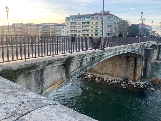 Ponte Garibaldi deve tornare all’antico splendore. Ma intanto vogliamo almeno pulirlo?