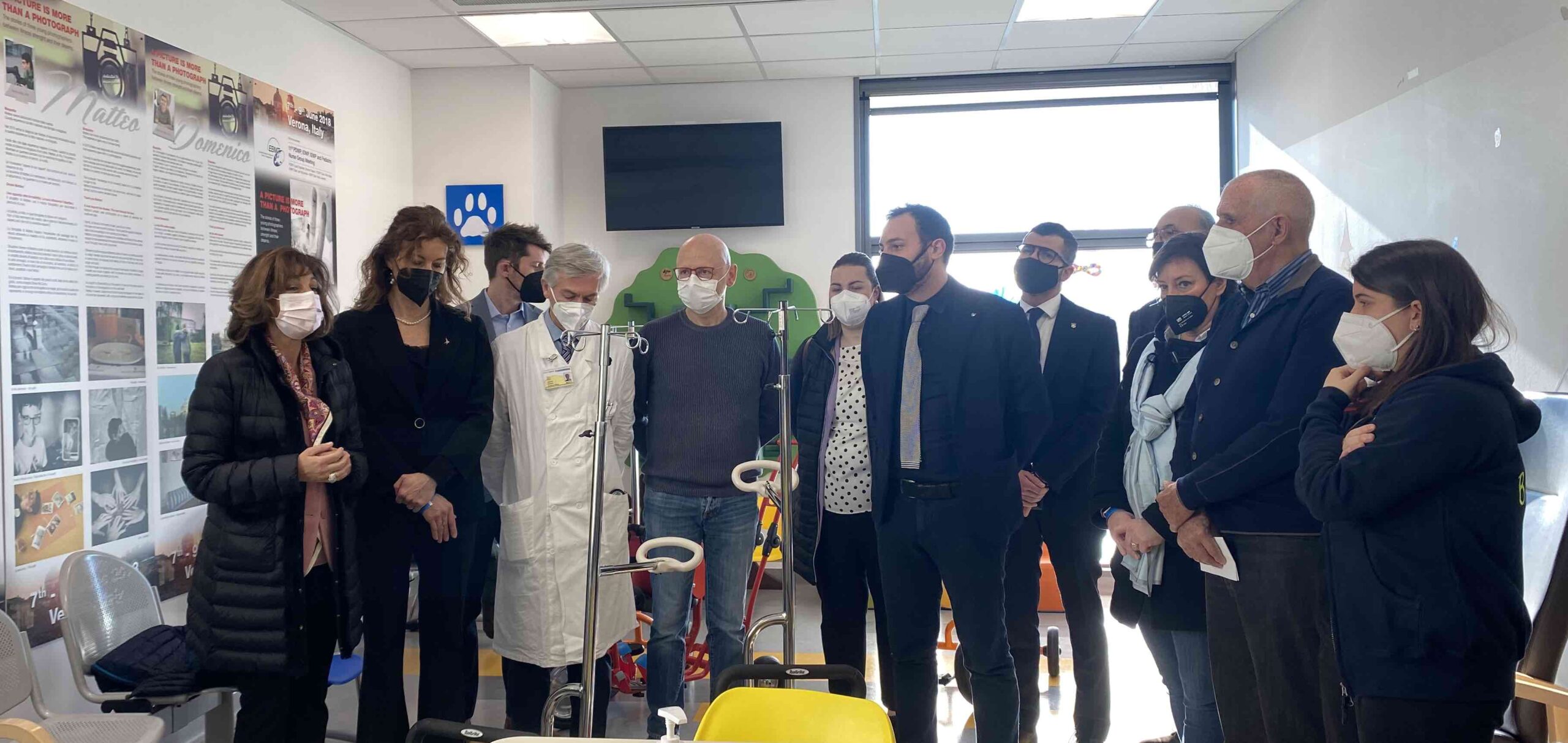 Erika Stefani, ministro per le disabilità, all’Ospedale di Borgo Trento per regalare ai piccoli pazienti dei tricicli.