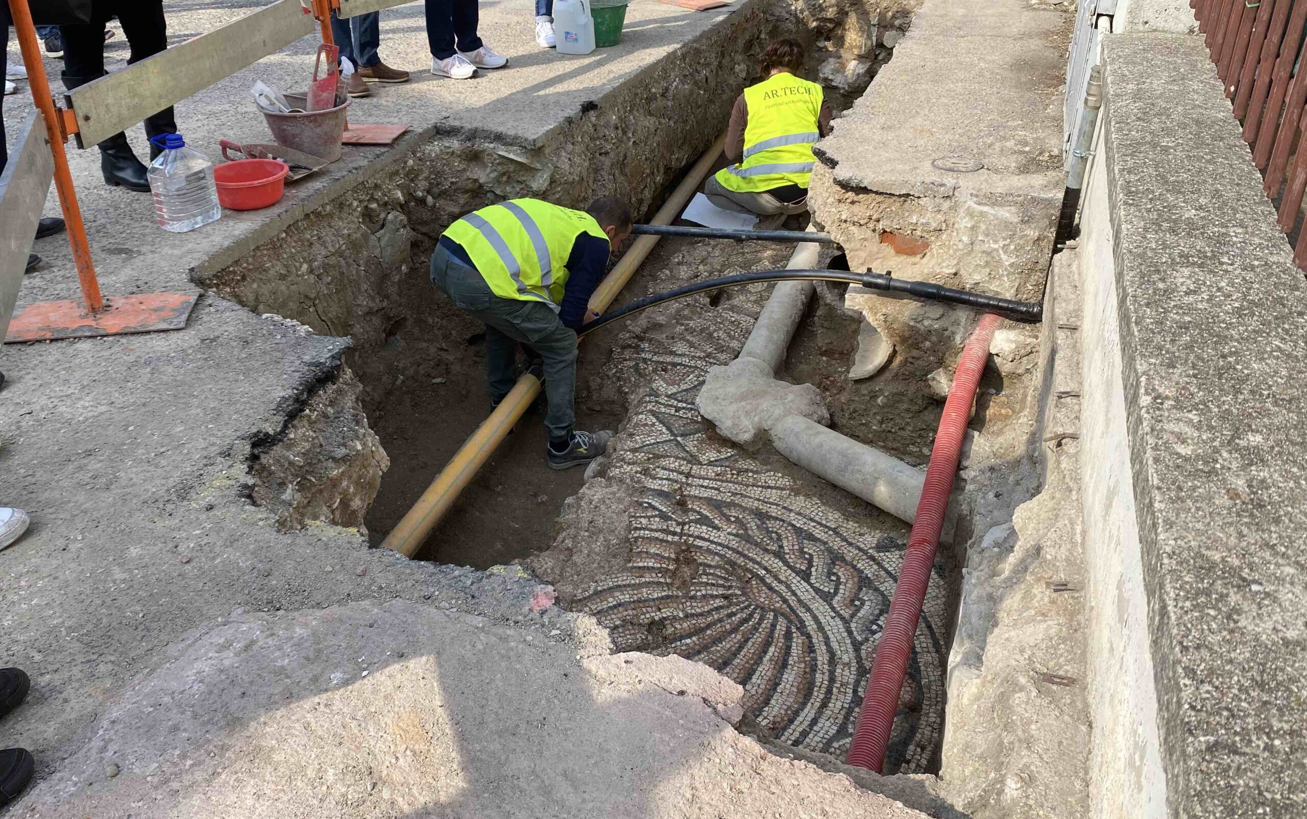 Montorio. Scoperto un prezioso mosaico del IV secolo durante i lavori di Agsm Aim