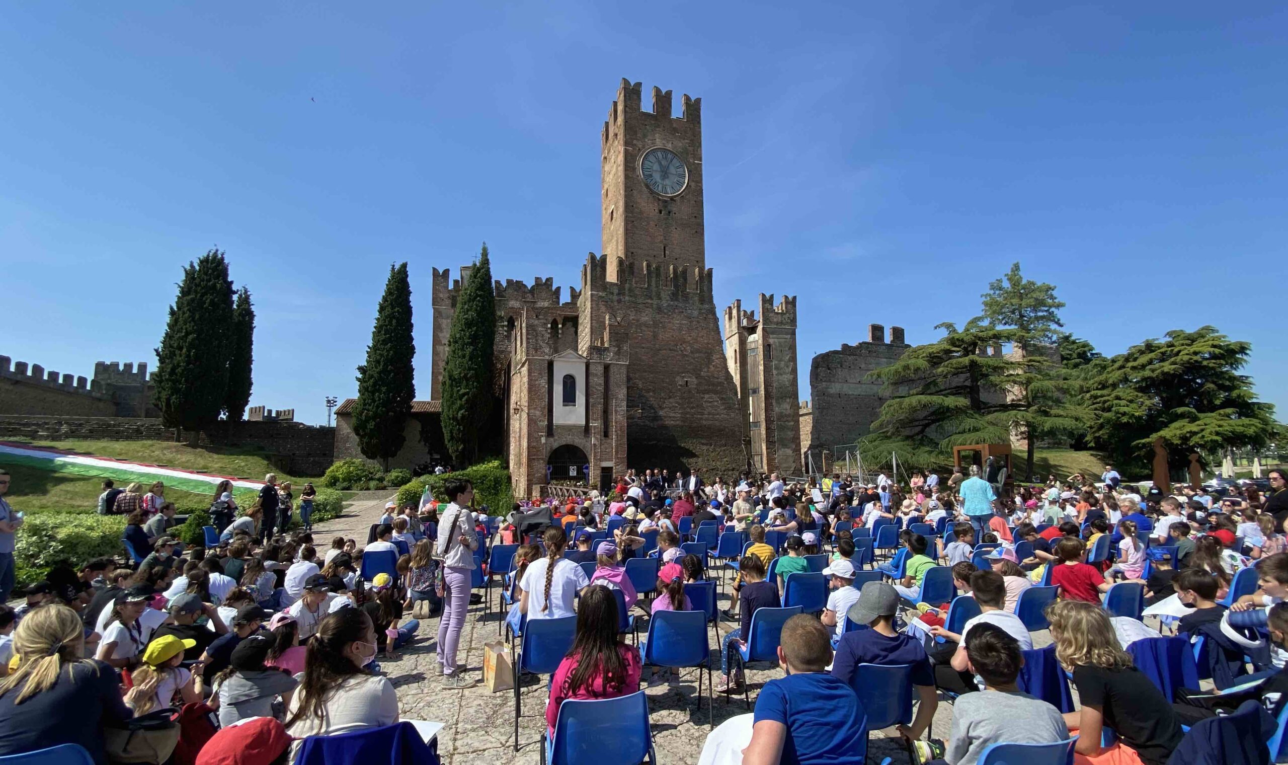 Si è svolta ieri mattina a Villafranca in piazza Castello, la cerimonia di premiazione annuale dedicata alle scuole:“Segni, Parole, Immagini per la Legalità”. 