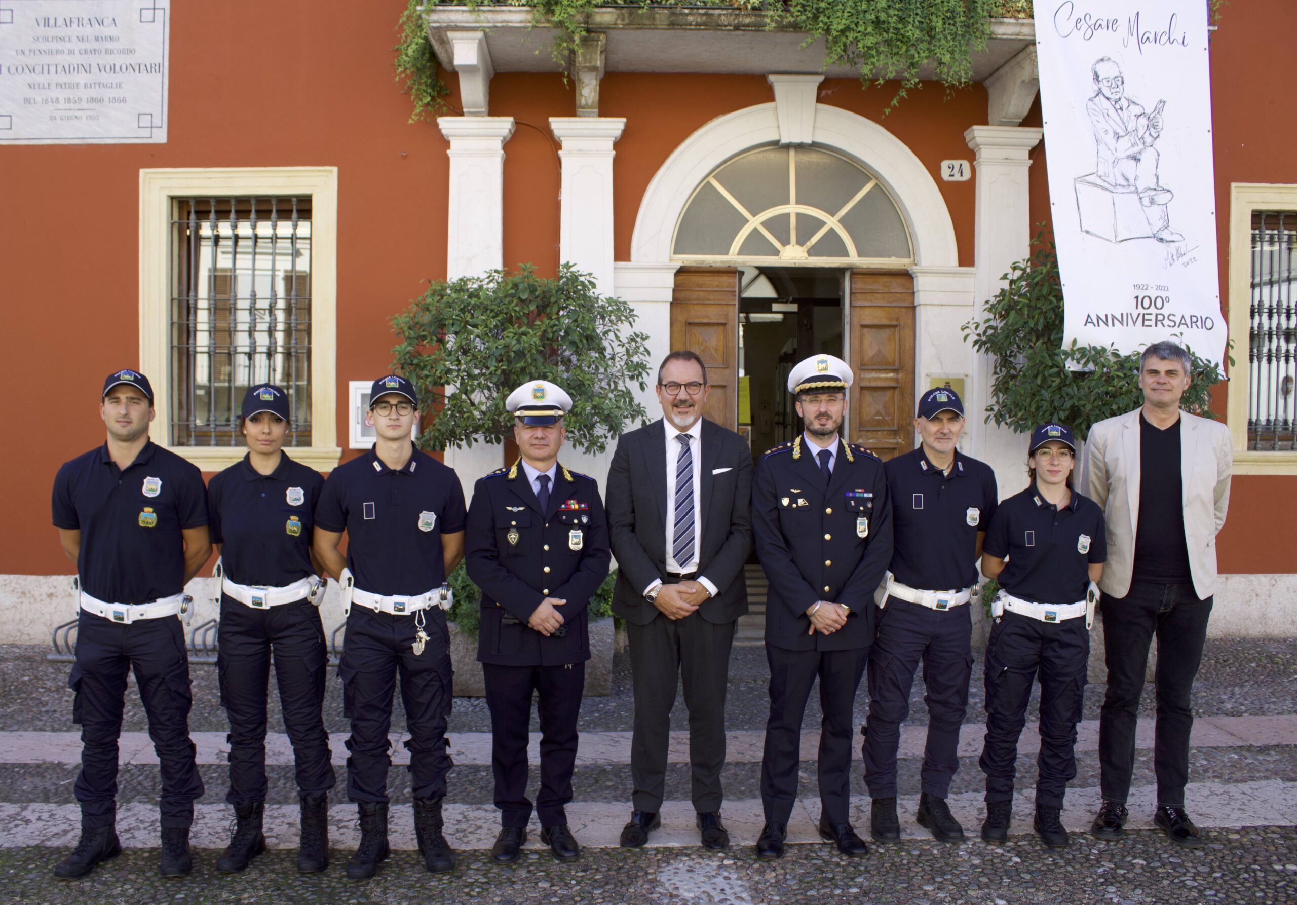 I nuovi agenti e il nuovo ufficiale del Corpo di Polizia Locale di Villafranca.