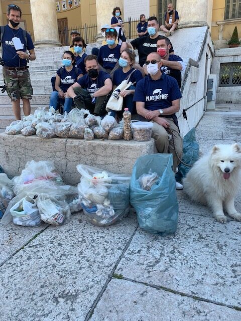 Domenica mattina un folto gruppo di aderenti alla onlus “Plasticfree”, diffusa su tutto il territorio nazionale, ha pulito il centro storico di Verona dalla sporcizia che troppi maleducati lasciano sulle strade