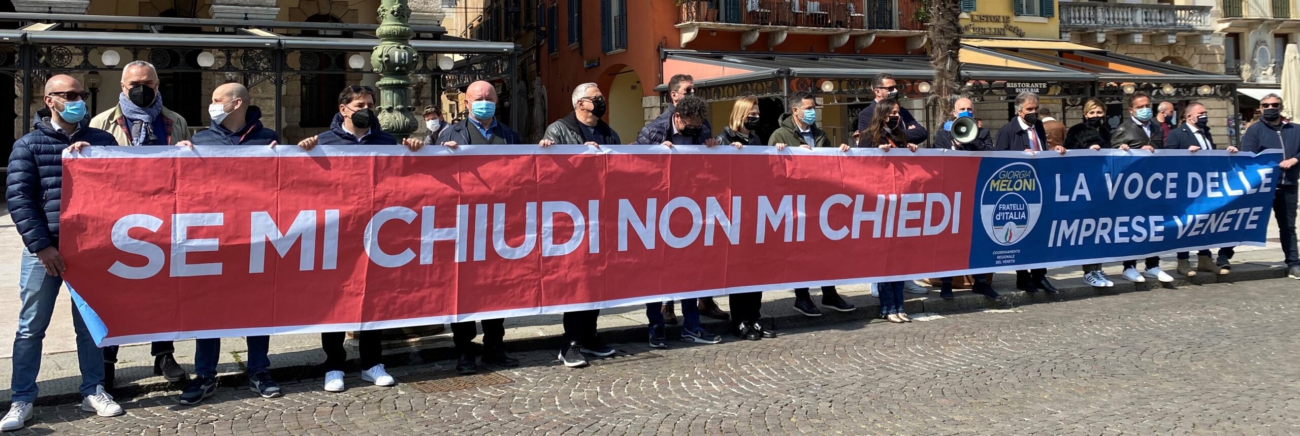 Se mi chiudi, non mi chiedi: Fratelli d’Italia in piazza anche a Verona