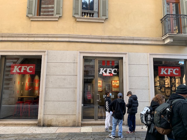 Il Comune di Verona ha ragione. Ma il pollo fritto KFC lo batte 2 a 0