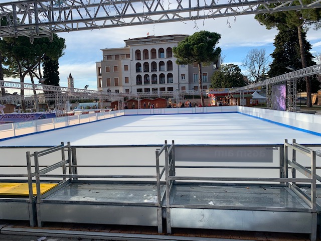 Da ieri la pista di ghiaccio ai giardini dell’Arsenale