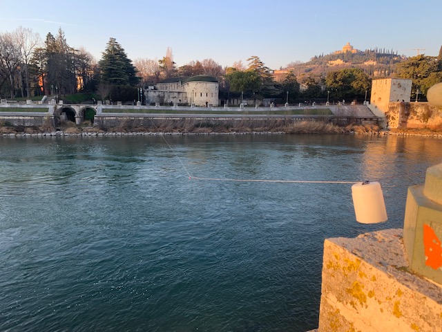 Installazione misteriosa vicino a Ponte Garibaldi