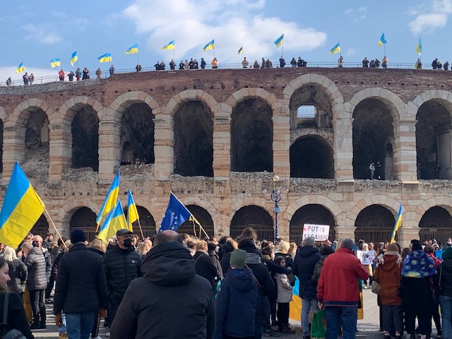 La solidarietà dei sindaci della Provincia di Verona al popolo ucraino. Scalzotto e Sboarina alla manifestazione contro la guerra