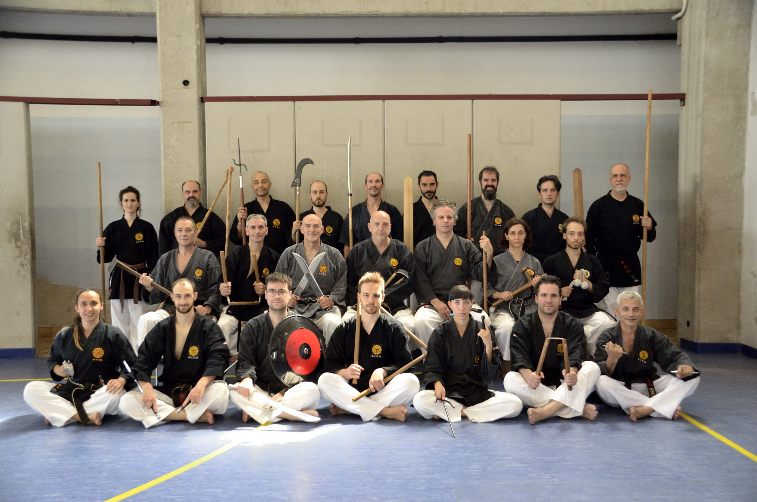 Il Maestro Andrea Guarelli con alcuni allievi dellInternational Matayoshi Kobudo Association 1 scaled