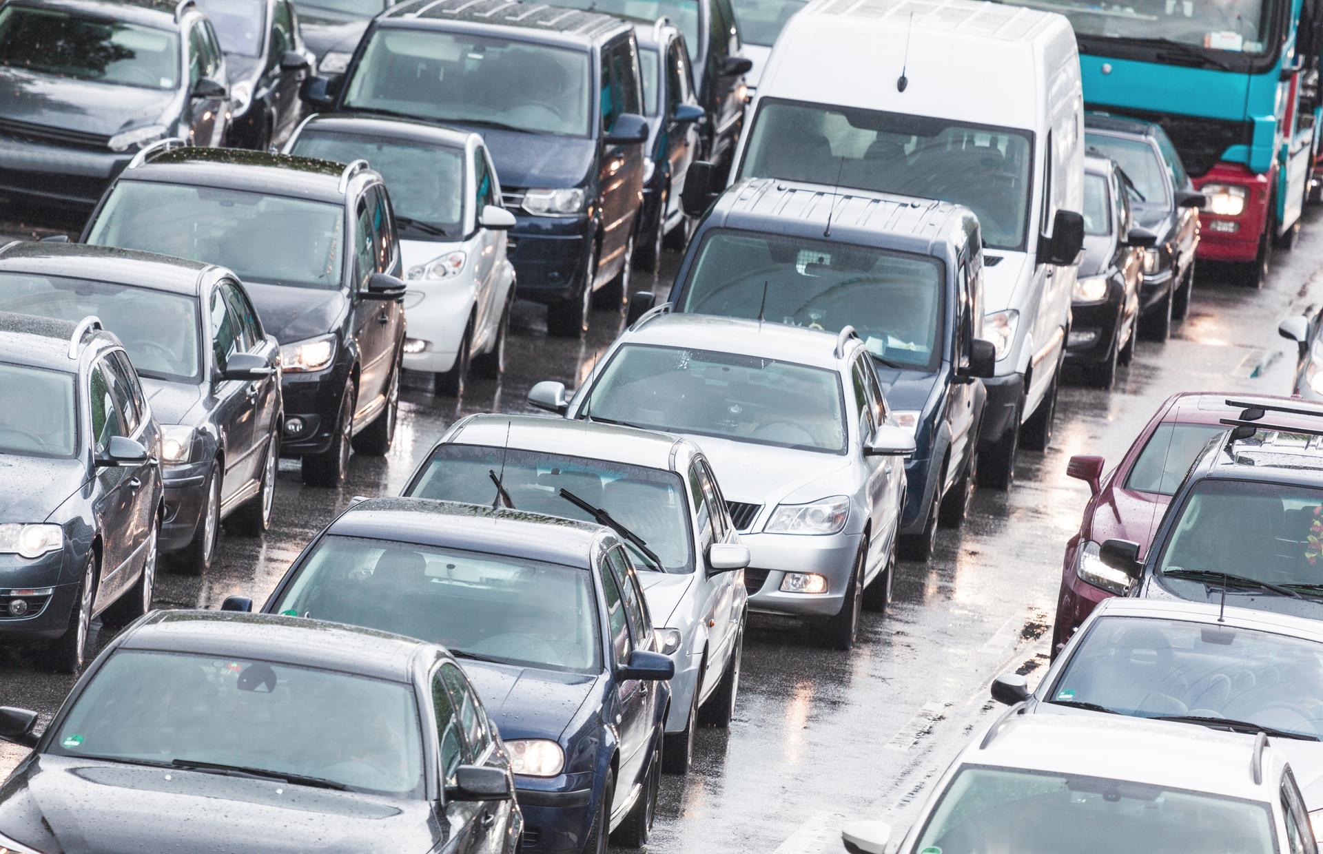 Verona ha ancora un parco auto da panico: oltre il 6% è euro-zero, il 21,6% non va oltre l’euro3 ed appena il 6,4% sono ibride o elettriche