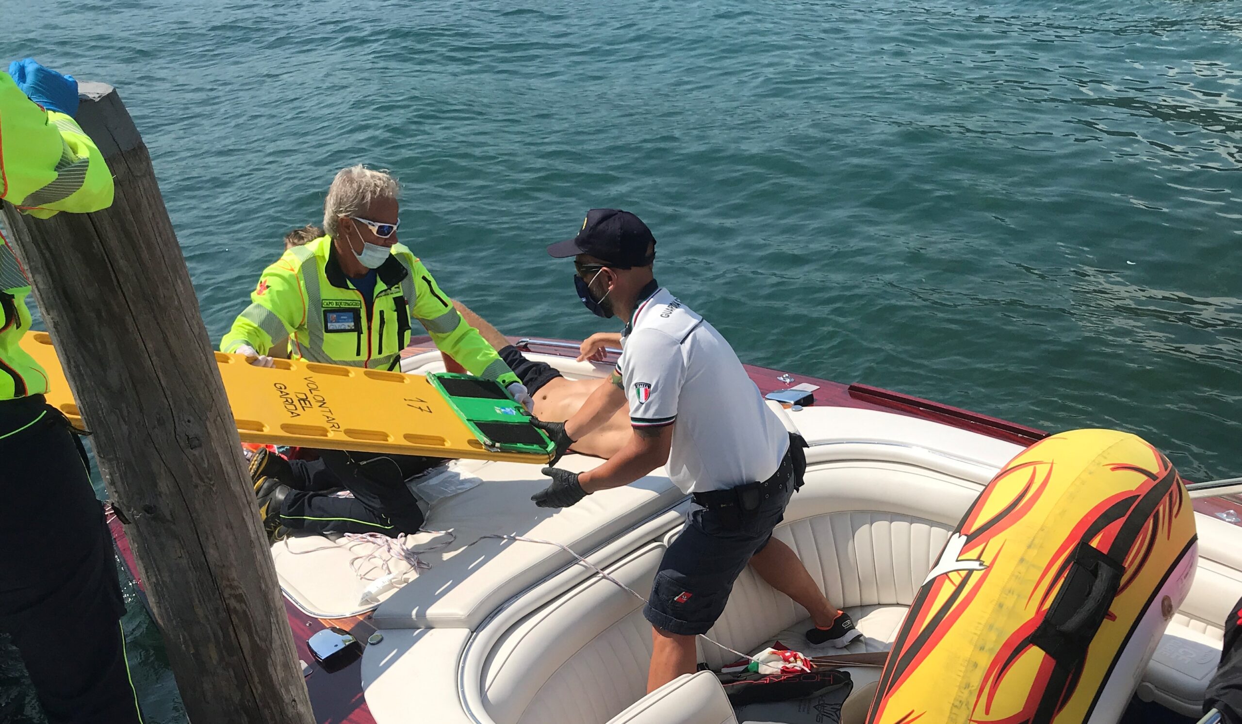 La Guardia Costiera salva sul  lago, davanti a Manerba, un giovane gravemente ferito mentre si faceva trainare da un motoscafo