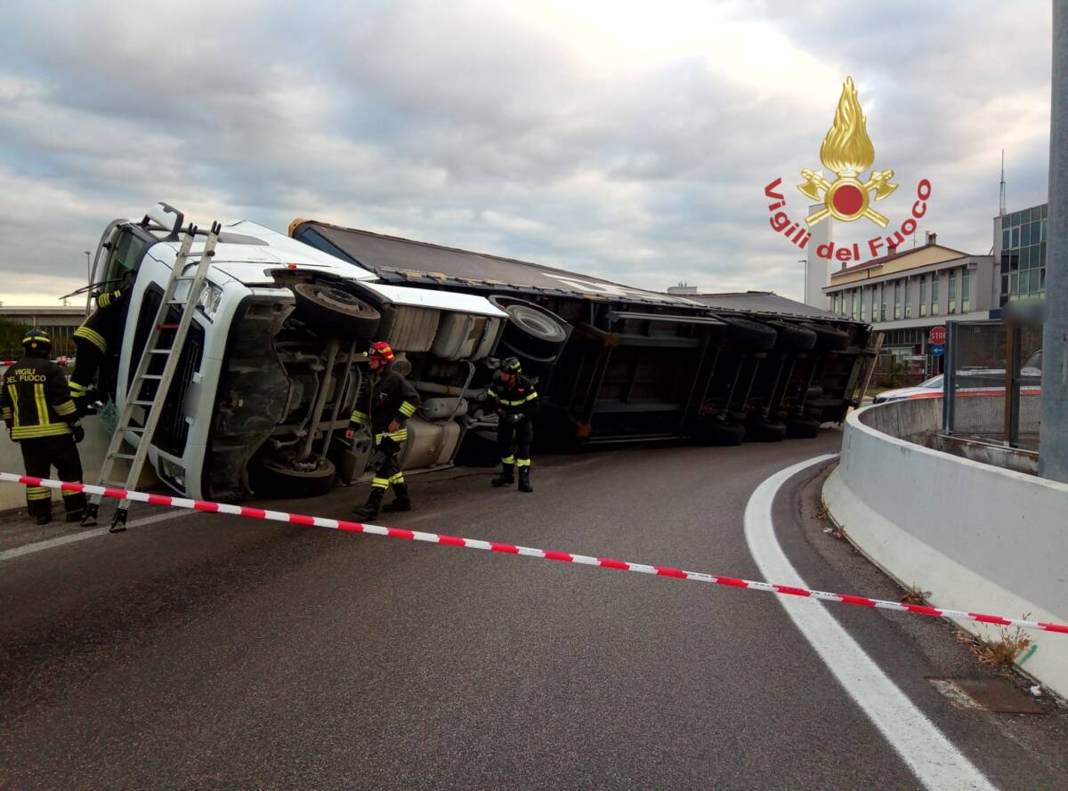 Intervento dei Vigili del Fuoco al casello di Verona sud. Un camion si ribalta sui jersey della rotonda 