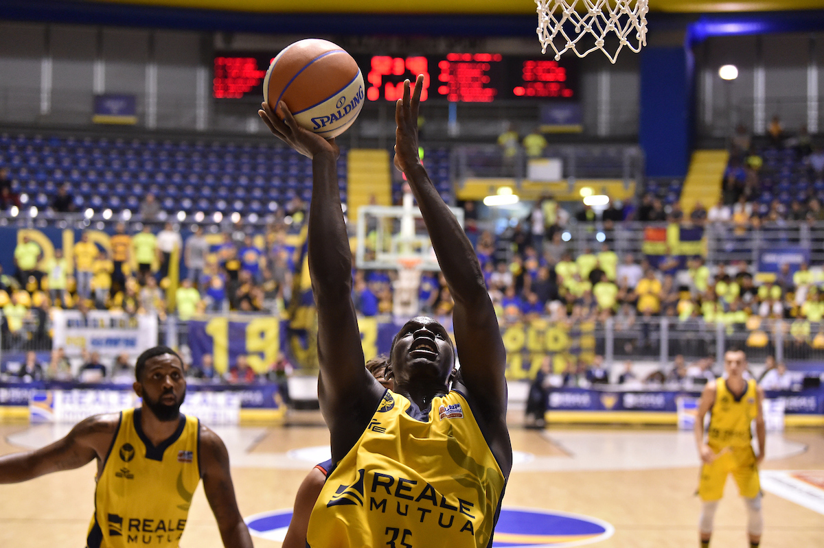 Basket, per la Tezenis passo falso a Torino. Sconfitta 91-82