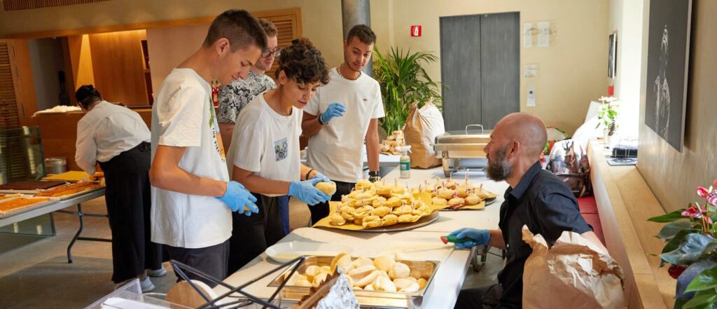 Sport, cucina e solidarietà: Al Teatro Ristori e alla Partita del Cuore il rinfresco è stato curato dal ristorante Mangiabottoni di AIAS