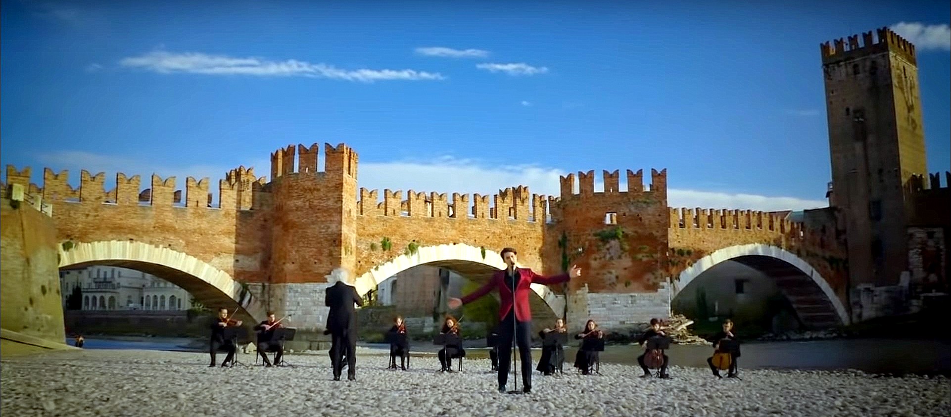 Aria di Verona per il debutto mondiale di Matteo Bocelli: il brano d’esordio di Sambugaro e il video a Castelvecchio