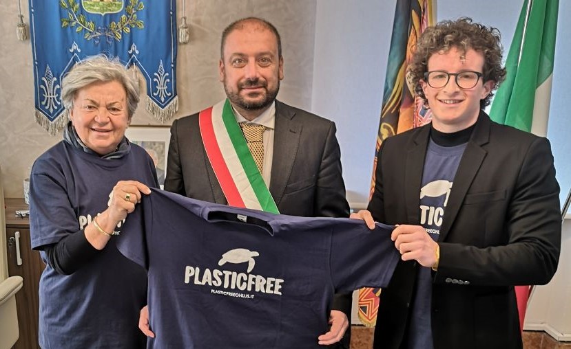 Castelnuovo del Garda, il Comune si impegna nella battaglia per un mondo plastc free. Testimonial, l’alfiere Pietro Zuccotti