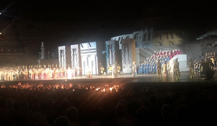 Prima serata del Nabucco di Verdi. Un trionfo corale al Festival Areniano