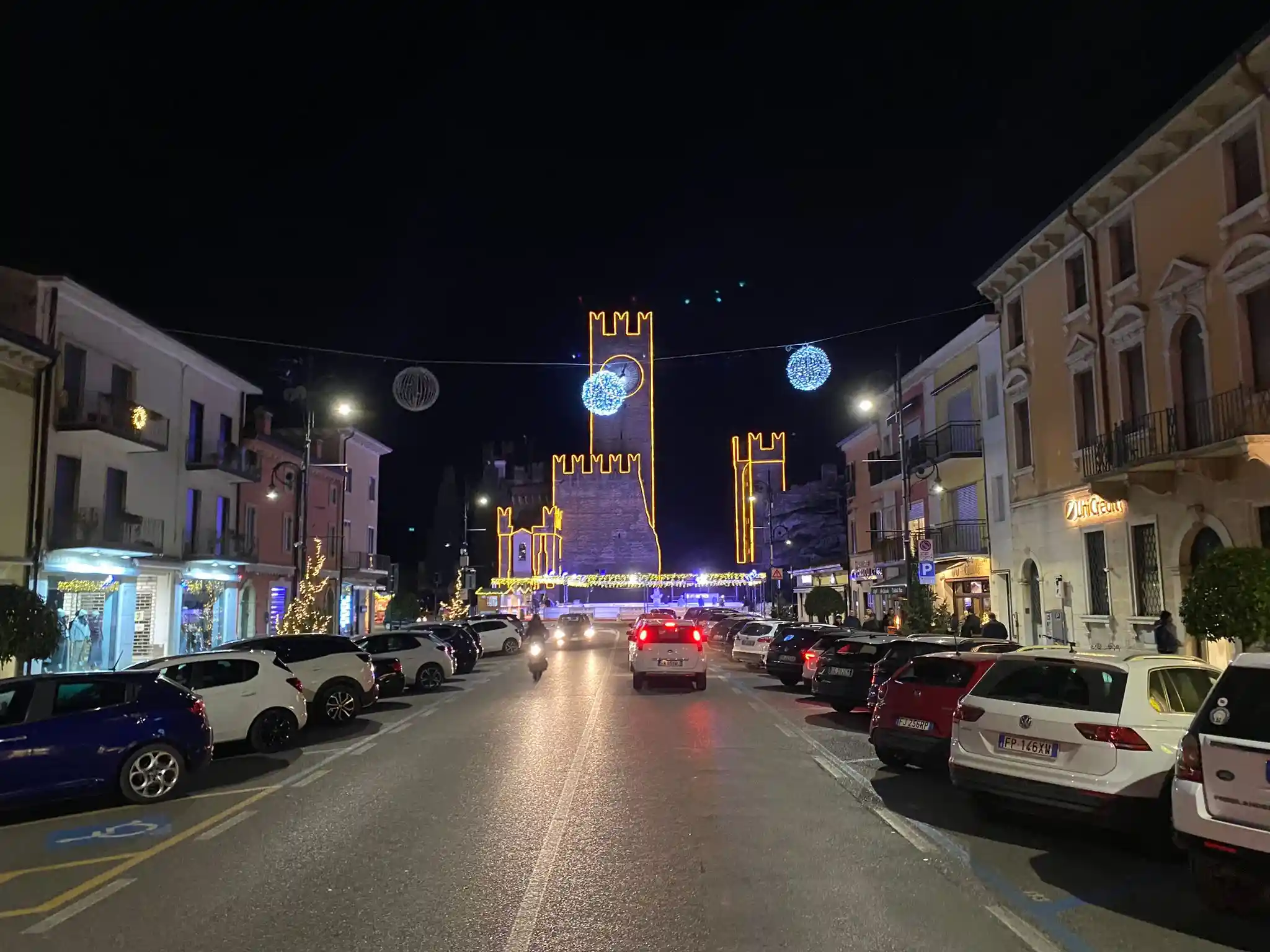 Il Natale a Villafranca entra nel vivo con l’apertura dei tradizionali banchetti di Via Pace