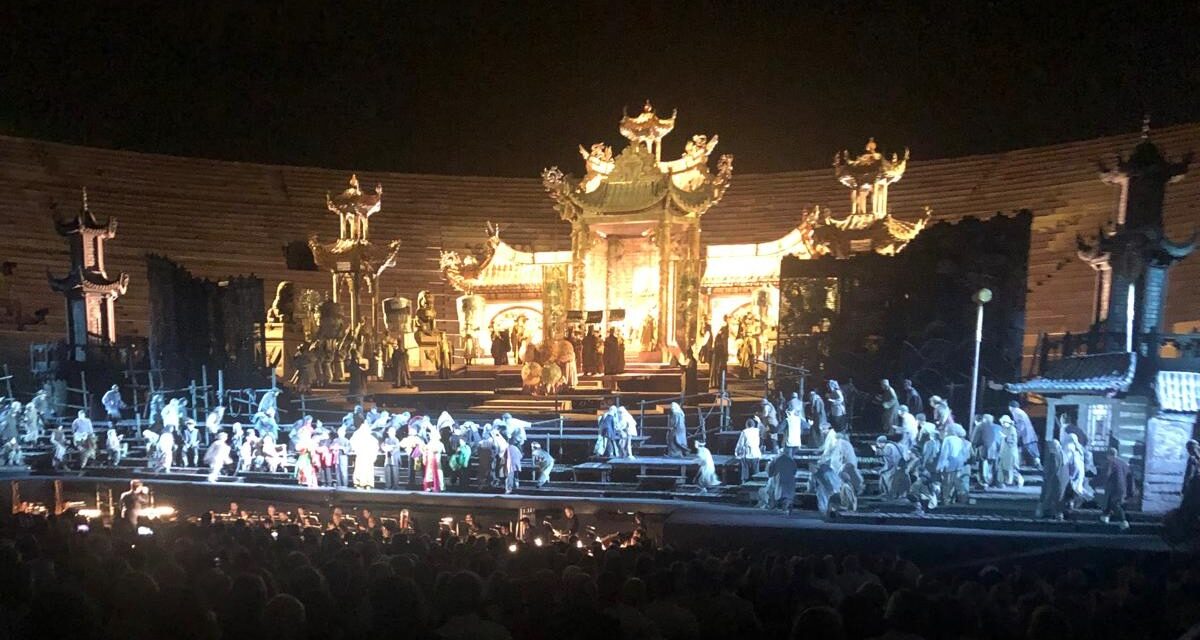 Turandot incanta l’Arena di Verona. La magia della regia di Zeffirelli e la potenza dei protagonisti