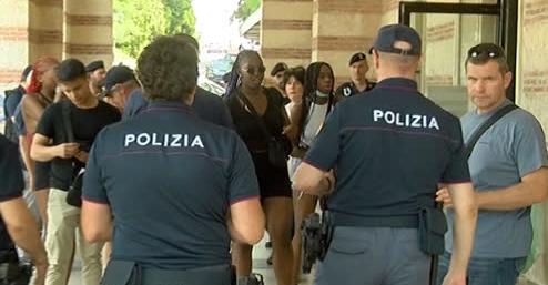 Sicurezza. La politica con l’agente che ha sparato. E anche la gente