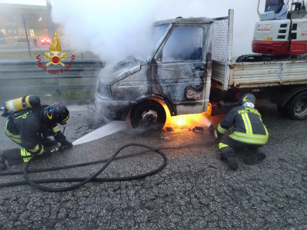 Camioncino prende fuoco in tangenziale