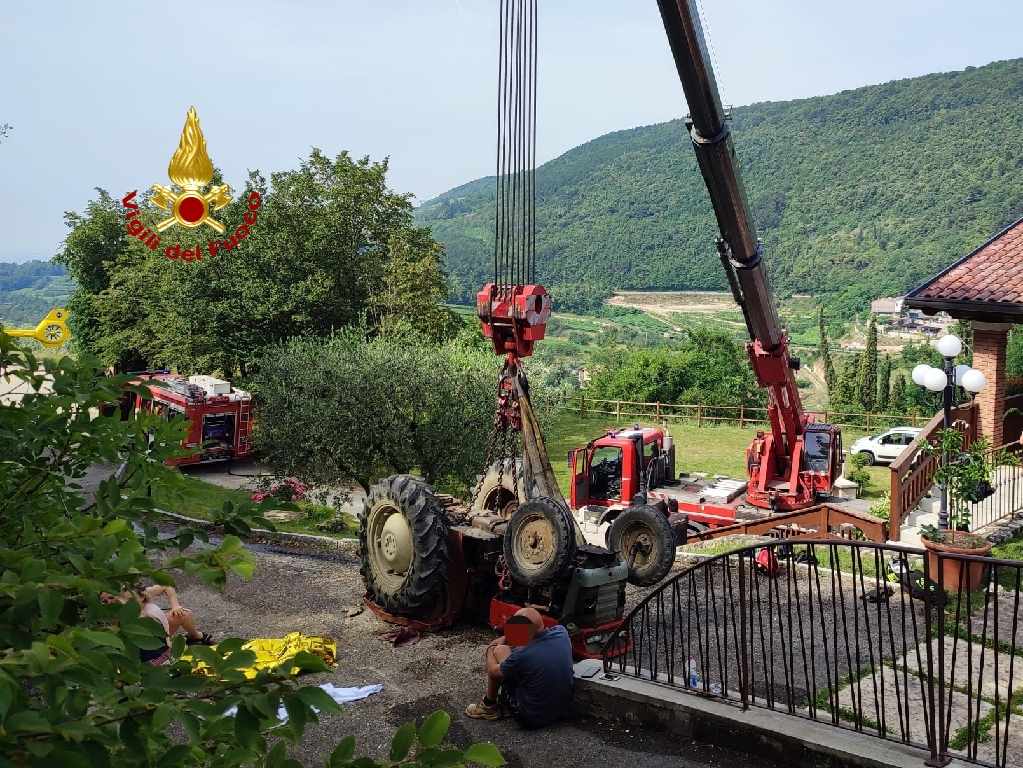 Si ribalta col trattore, muore il figlio 26enne del direttore della Cantina Valpolicella Negrar