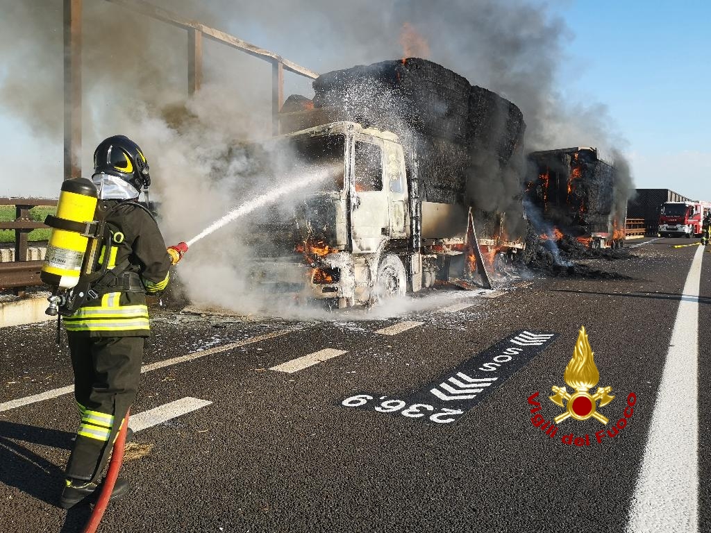 AutoBrennero bloccata ieri a Nogarole Rocca per l’incendio di un autotreno carico di fieno