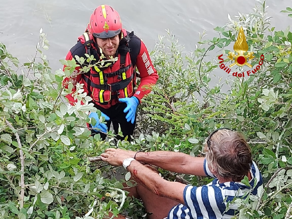 Ciclista tedesco cade nell’argine a Pescantina, recuperato dai Vigili del Fuoco