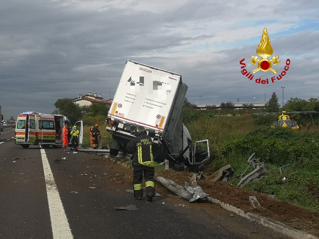 Incidente sulla A4 fra Sommacampagna e Peschiera: intervento dei Vigili del fuoco