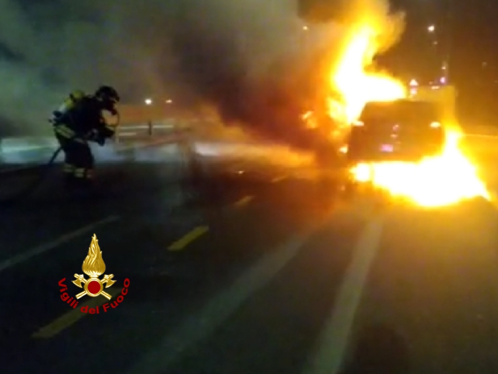 Vigili del fuoco, intervento nella serata di ieri in via Fincato per un’auto in fiamme