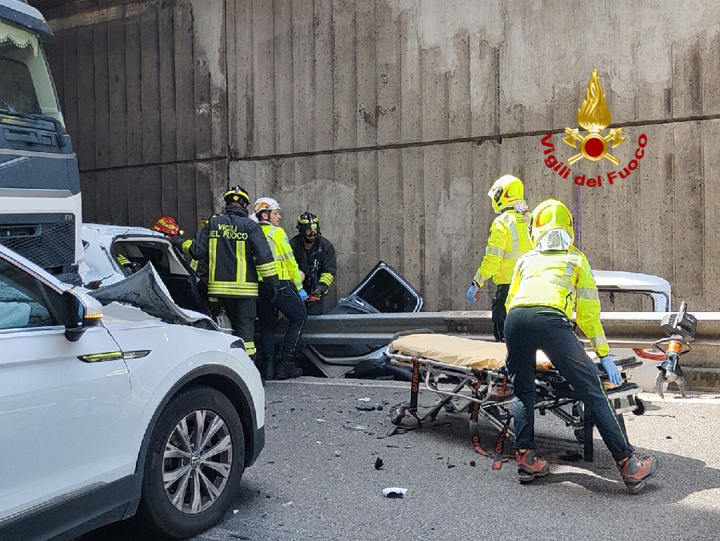Sottopasso di viale Piave, camion in contromano causa incidente: due i feriti