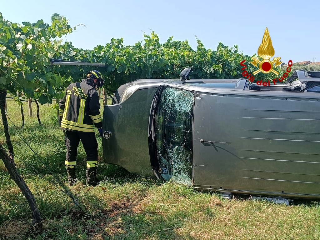 Si ribalta col furgone in un vigneto, 79enne salvato dai Vigili del fuoco a Cavaion