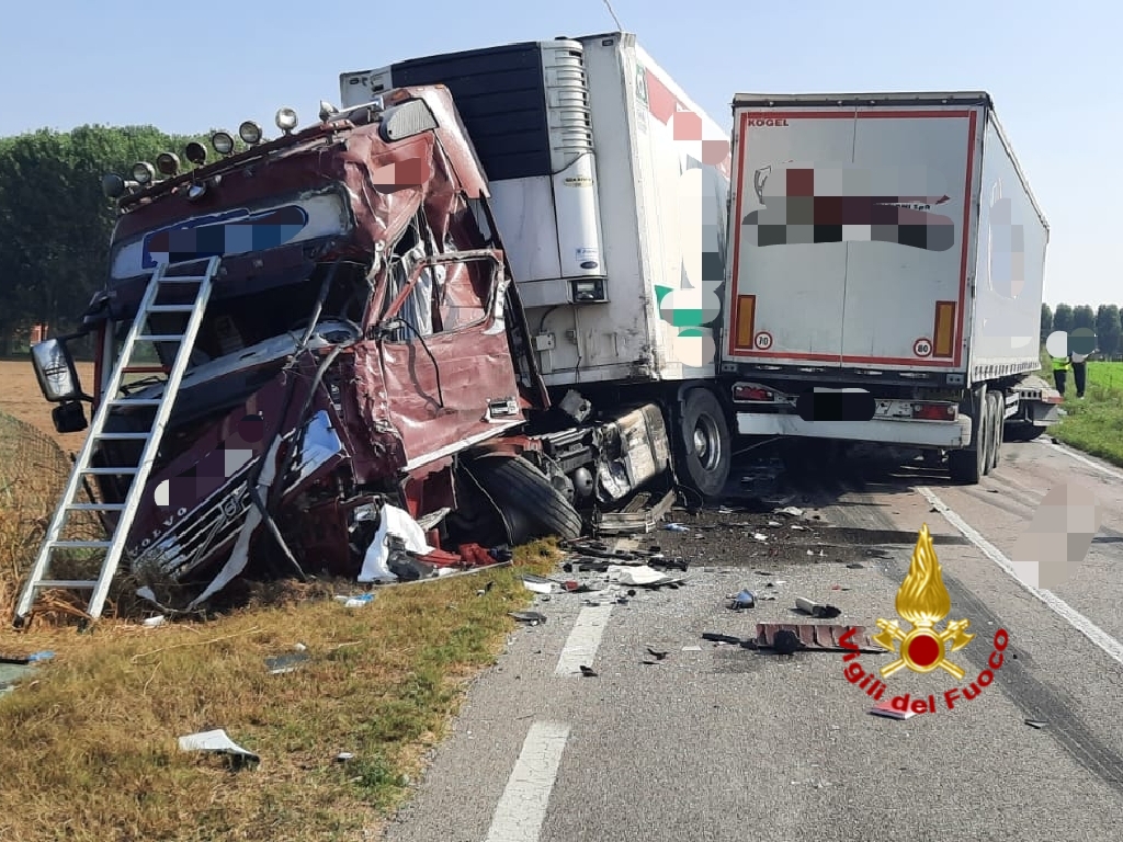 Incidente stradale a Bovolone. Coinvolti due autotreni e un’autovettura: feriti i conducenti dei mezzi pesanti