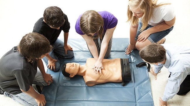 A scuola si impara a salvare una vita, grazie al corso di primo soccorso per studenti . 