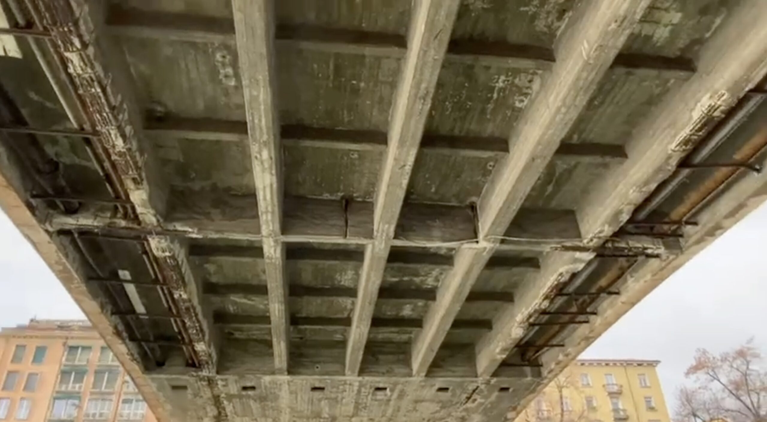 Lo stato di corrosione in cui si trova la struttura portante di Ponte Nuovo, visto da sotto, lascia senza parole.