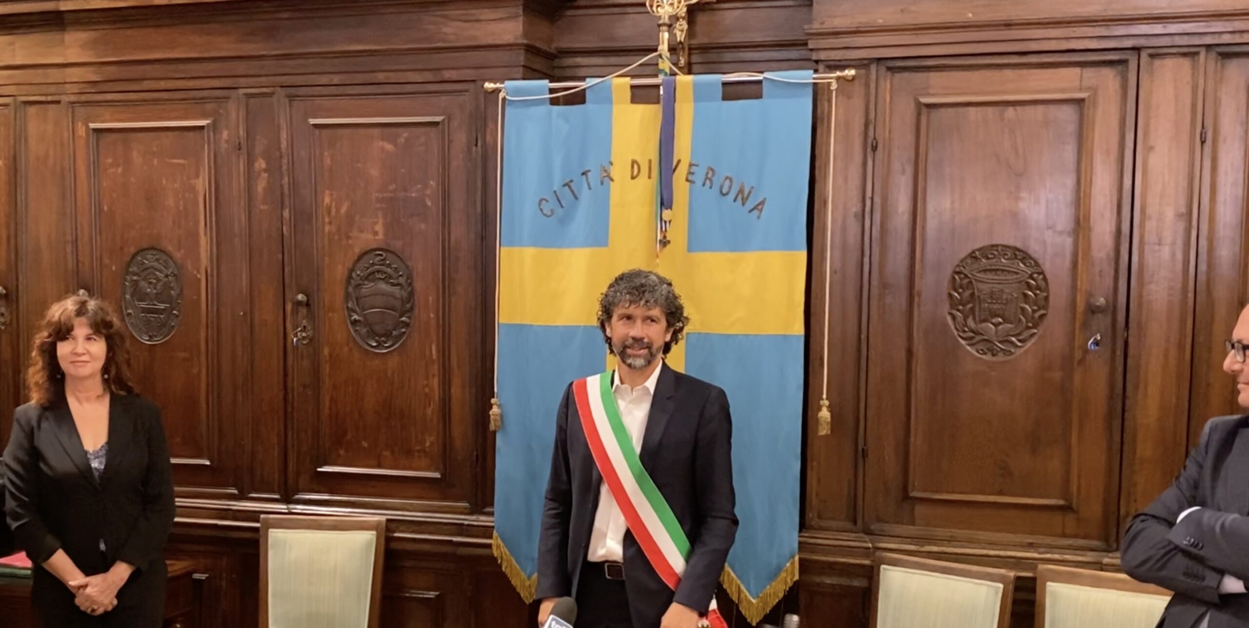Tommasi indossa la fascia tricolore: da oggi è il nuovo sindaco di Verona