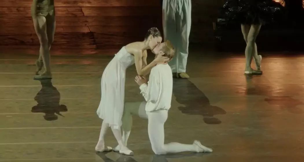 Finale romantico in Arena allo spettacolo ‘Bolle and Friends’. Il primo ballerino chiede di sposarlo alla prima ballerina davanti alle migliaia di spettatori