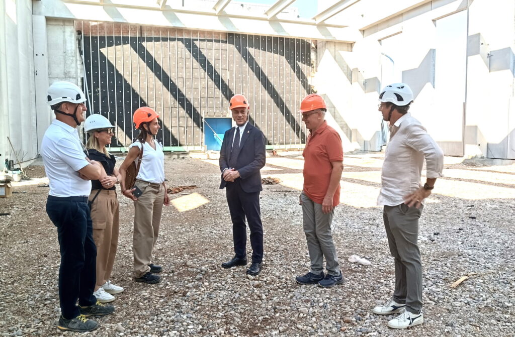 Valeggio. Sopralluogo nel cantiere della nuova palestra