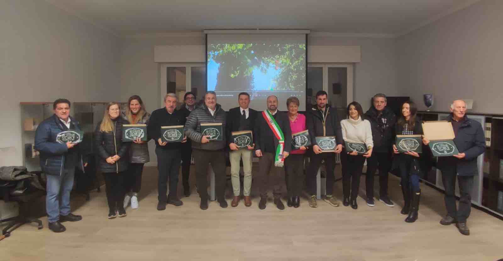 Castelnuovo. Consegnate le targhe di riconoscimento alle botteghe e attività storiche 