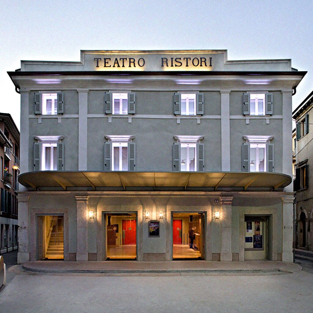 Teatro Ristori esterno 7