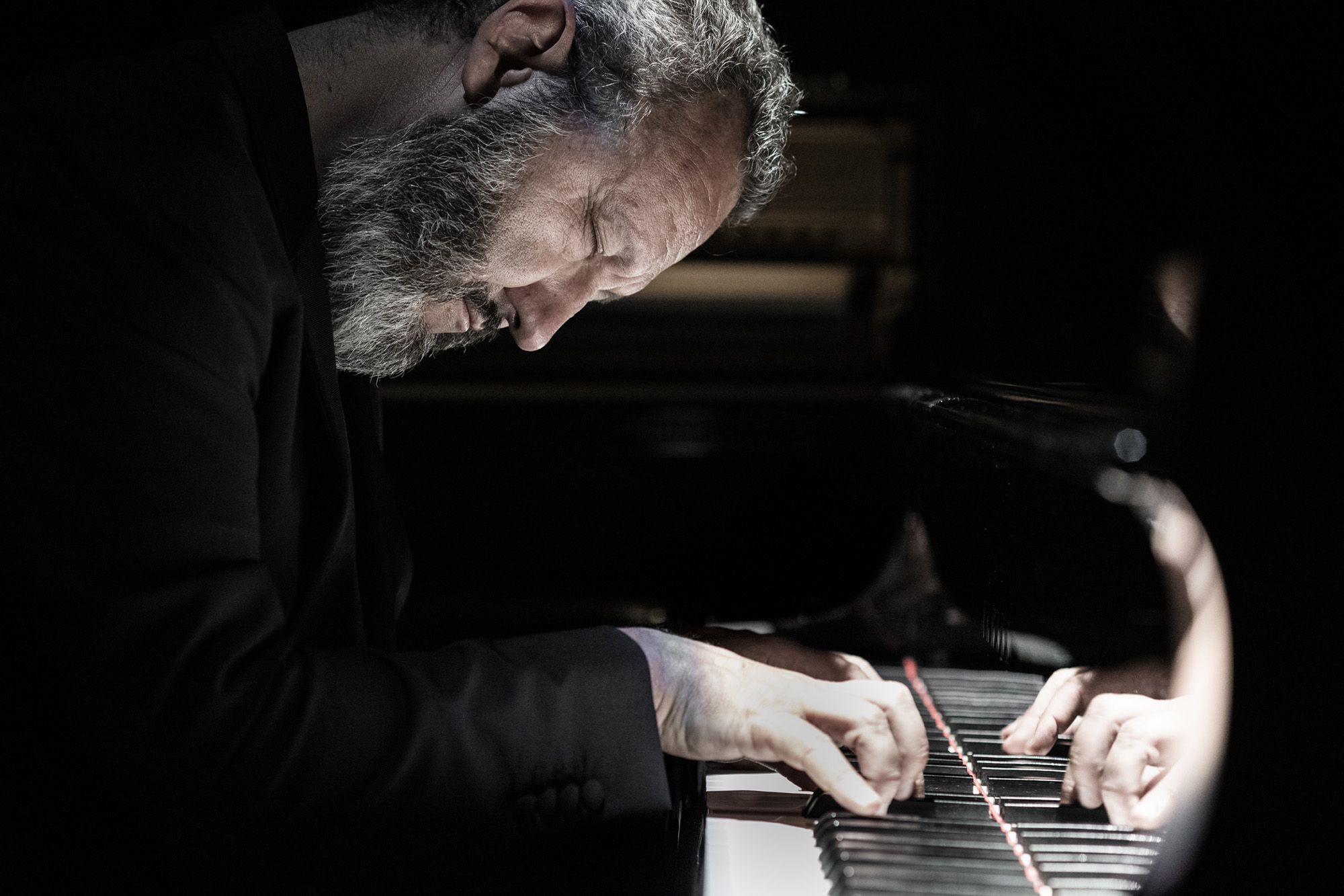 Il pianista e compositore Cesare Picco torna al Teatro Ristori per portare sul palco il potere del suono con il sound designer giapponese Taketo Gohara