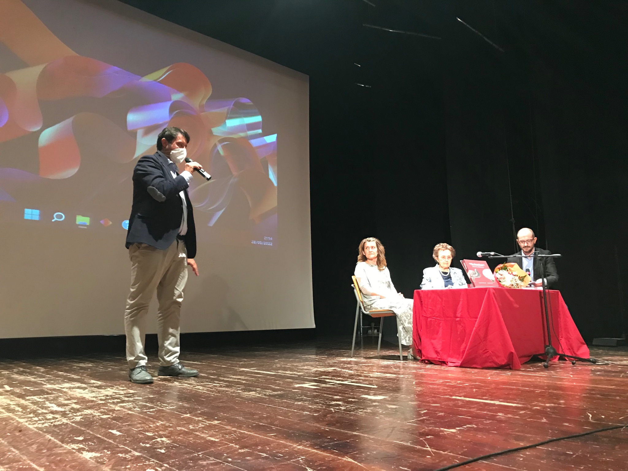 Al Teatro Sociale di Villa Bartolomea è stato presentato al pubblico il libro intitolato “Villa Bartolomea. Tracce di un passato lontano, dal Neolitico all’Età Romana” scritto a quattro mani dalla professoressa Lauretta Passuello e da Maria Grazia Bertassello