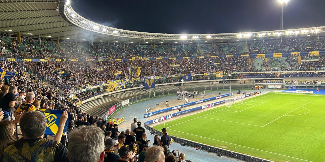 Il Verona festeggia la salvezza pareggiando 2-2 con l’Inter campione d’Italia